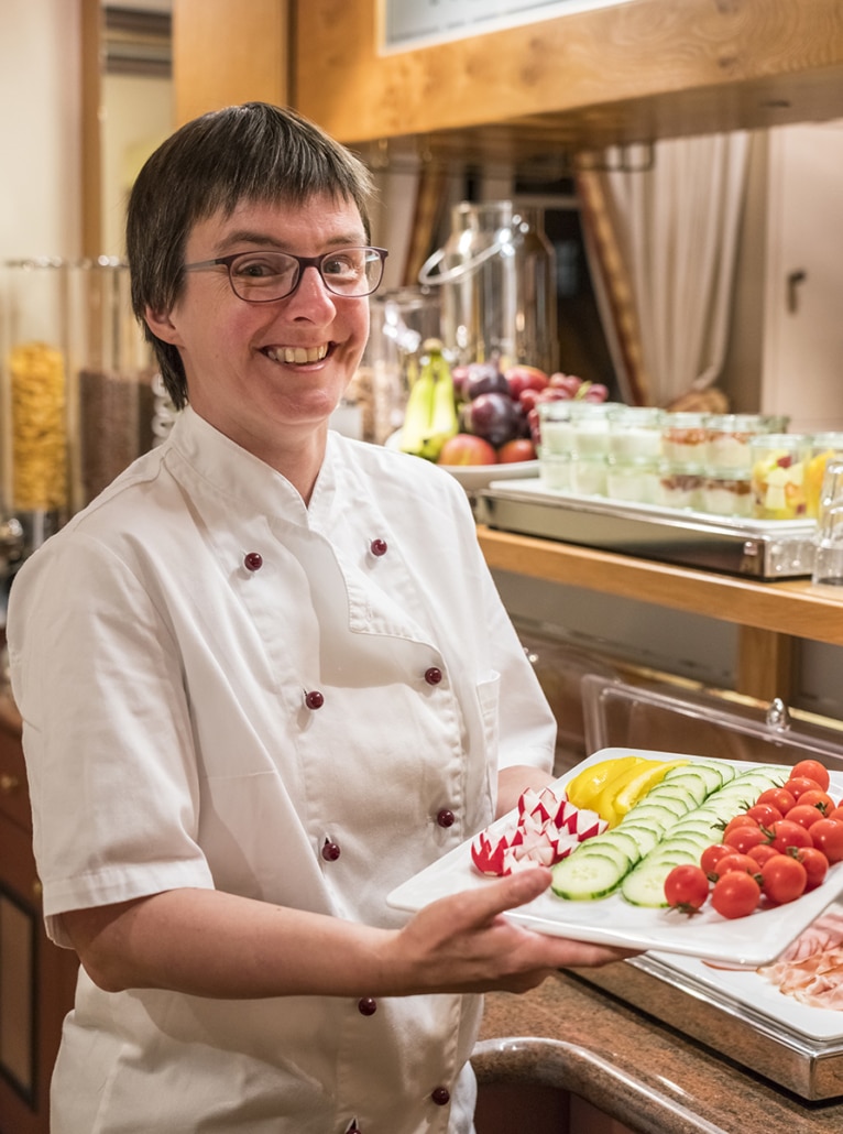 Unsere Gute-Laune-Fee Nicole sorgt dafür, dass morgens alle Frühstücksplatten und was sonst noch zu einem guten Frühstück gehört, parat stehen. Abends hat sie immer ein offenes Ohr für den Chef in der Küche und taucht dabei in die Salatkiste, um aus jedem Beilagensalat ein Kunstwerk zu machen. Und stets mit einem Lachen im Gesicht - da hört man selbst im turbulenten Abendgeschäft die gute Laune aus der Küche.