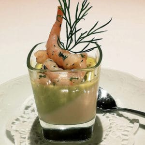 Ein Genuss: Panna Cotta vom grünen und weißen Spargel mit Eismeergarnelen